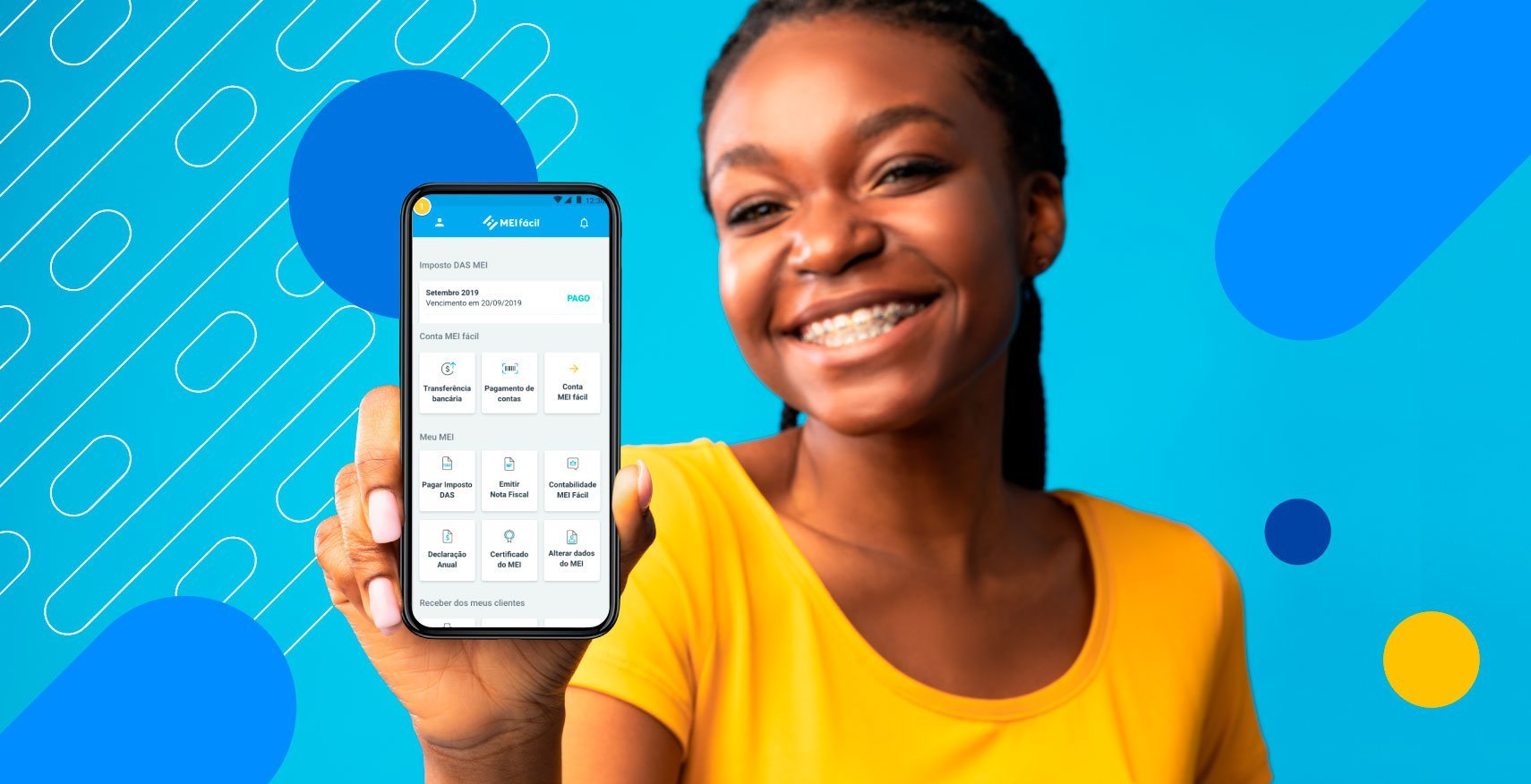 Mulher sorrindo segurando celular com tela do app MEI Fácil por Neon