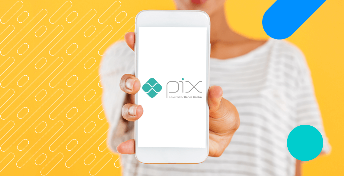 Mulher segurando celular com logo do Pix na tela