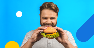 um homem comendo um hamburguer
