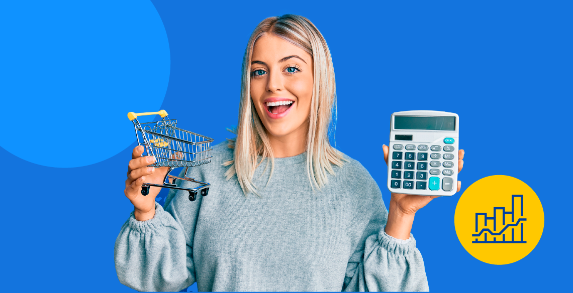 Mulher segurando carrinho de compras em miniatura em uma mão e calculadora na outra